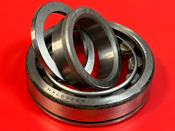 0692000 - однорядные с однобортовым внутренним кольцом и плоским упорным кольцом с проточкой под стопорное кольцо